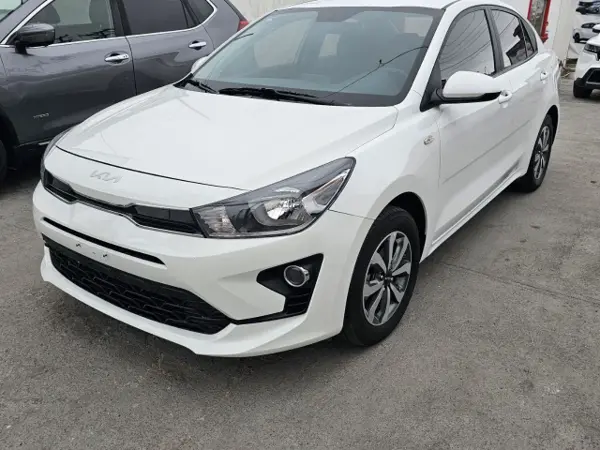 Kia Rio LX 2023, color Blanco, 52,000 km, Seminuevos Baja